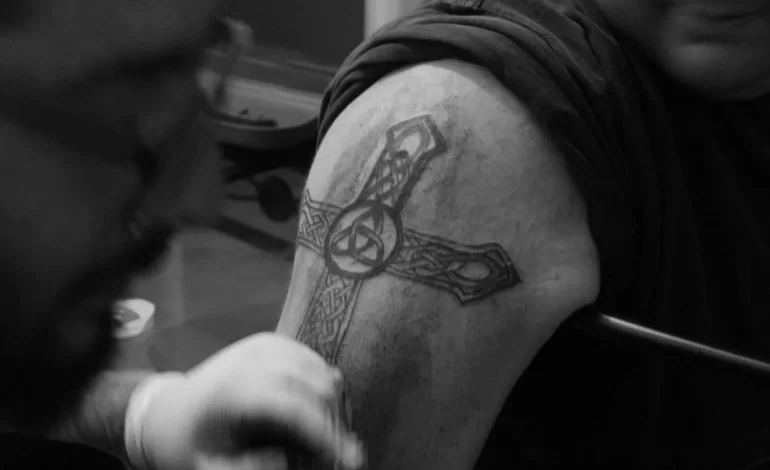 Cómo adaptar un tatuaje antiguo para mejorar su apariencia sin cubrirlo por completo