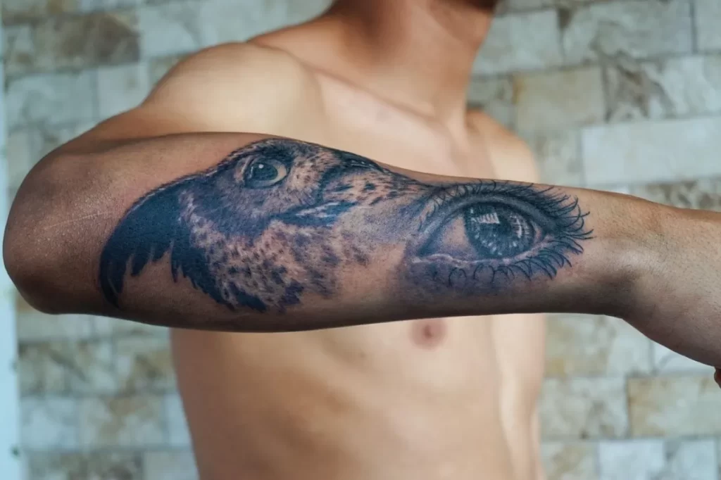 Hombre con su brazo cubierto de tatuajes viejos