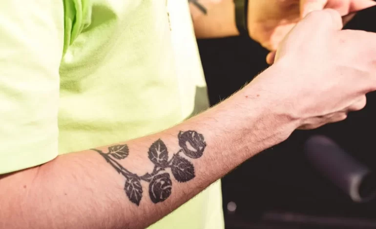 Cómo los tonos monocromáticos pueden destacar detalles en un tatuaje