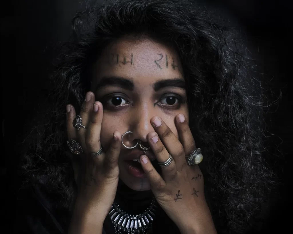 Tatuajes tribales con inspiración en culturas antiguas.