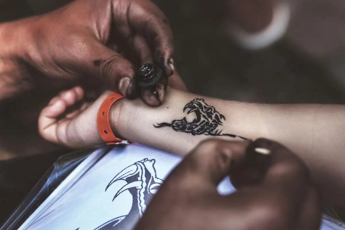 Diferencias entre tatuajes hechos con máquina y a mano