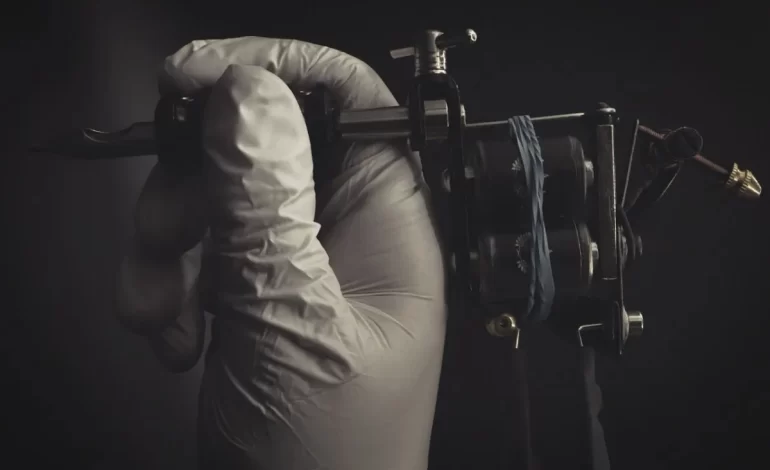 Diferencias entre tatuarse en tinta negra y tinta de colores