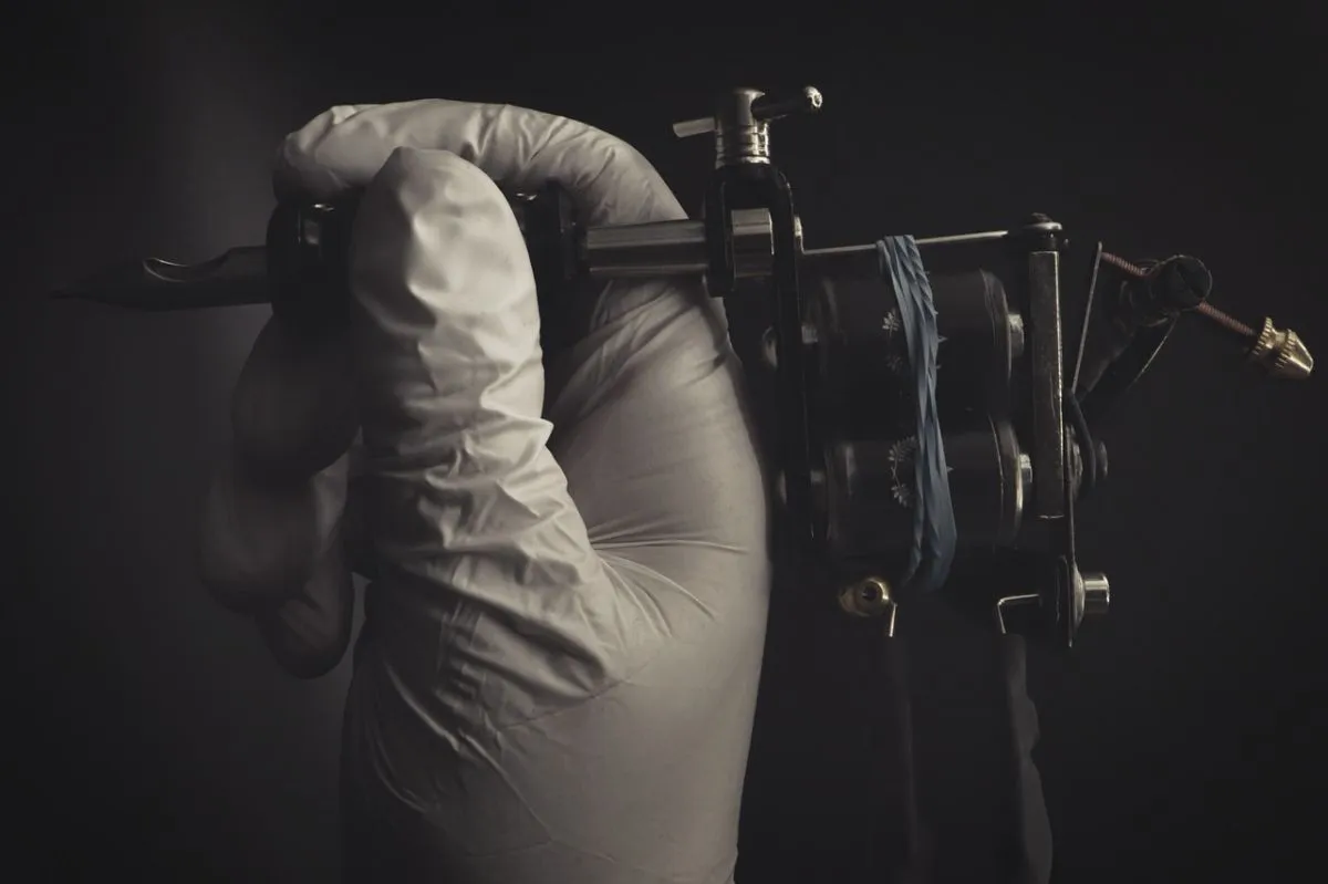 Diferencias entre tatuarse en tinta negra y tinta de colores