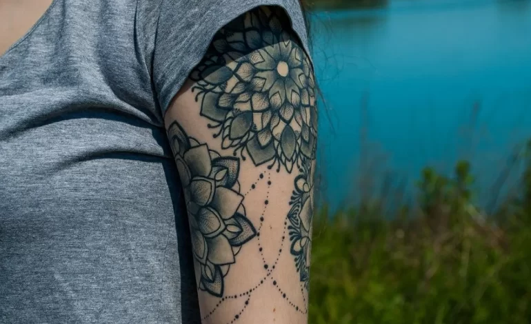 El significado detrás de los tatuajes en blanco y negro en diferentes culturas