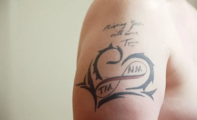 Lo que debes considerar antes de tatuarte nombres o fechas significativas