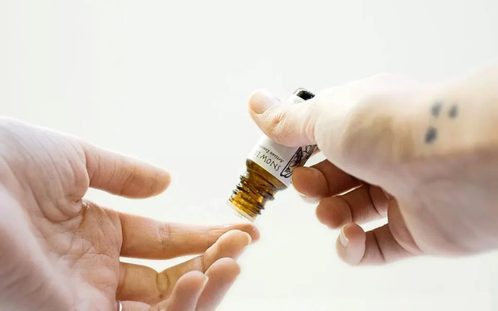 Beneficios del aceite natural en piel tatuada,