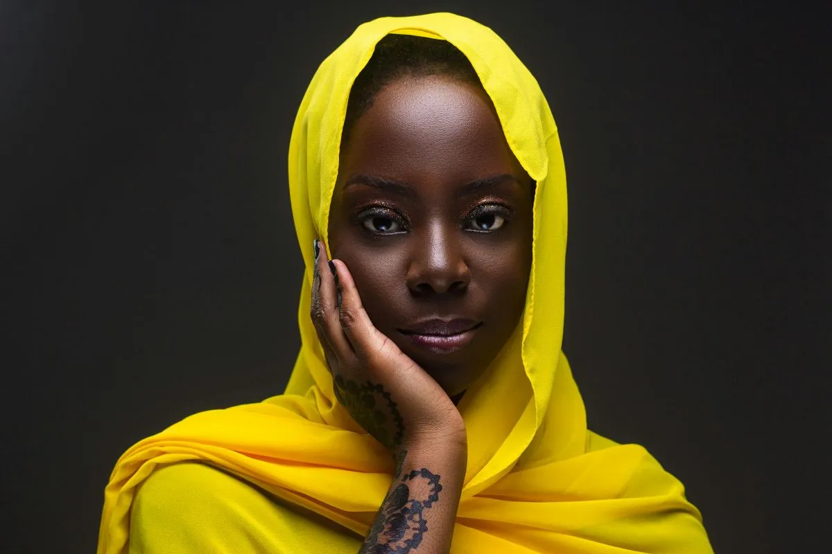 Tatuajes en pieles oscuras y cuidados específicos para mantener los colores