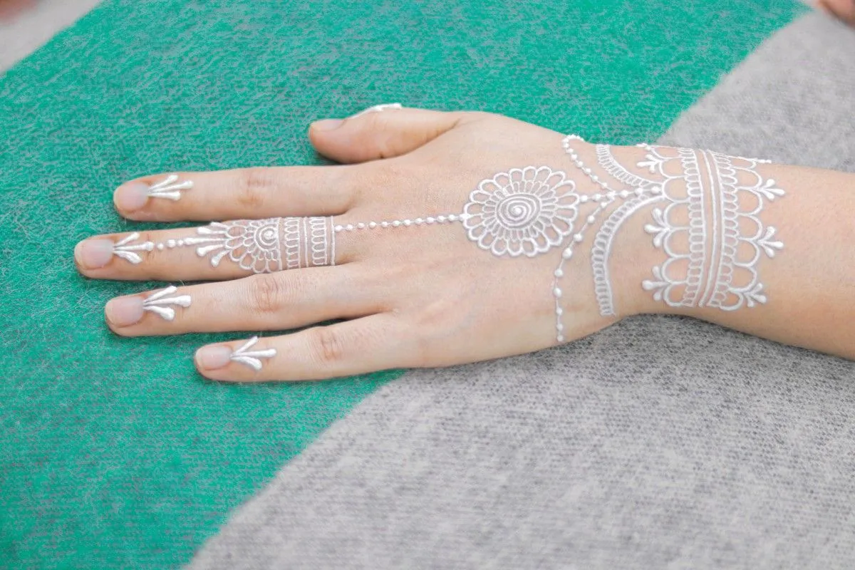 Técnicas de tatuaje en tinta blanca y su efecto en la piel